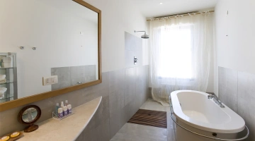 Salle de bains avec baignoire et douche dans la suite royale