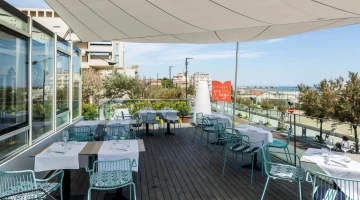 Terrasse mit Tischen ausgestattet