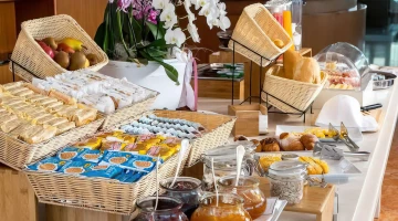 Frühstücksbuffet mit süßer Ecke