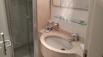Badezimmer mit Duschkabine
