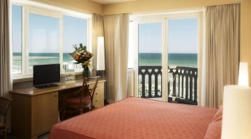 Zimmer mit direktem und seitlichem Meerblick