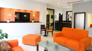 Salon partagé avec télévision