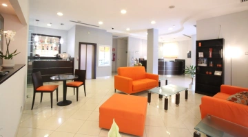 Espace commun avec canapés et bar