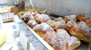 Des croissants frais pour le petit-déjeuner