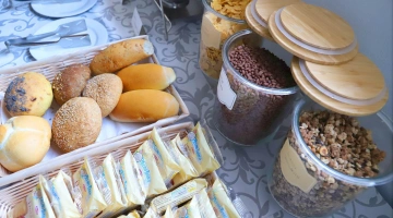 Pain frais et céréales pour le petit-déjeuner
