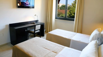 Chambre double standard avec télévision et bureau