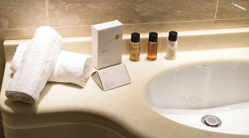 Salle de bain avec produits gratuits