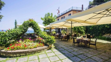 Cour intérieure meublée