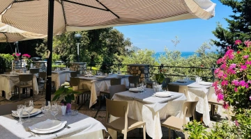 Cour intérieure meublée