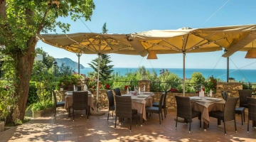 Cour intérieure meublée