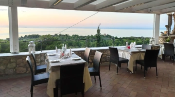 Repas servis sur la terrasse