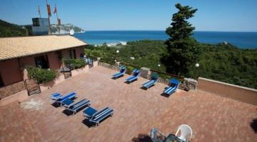 Terrasse ensoleillée avec vue sur la mer