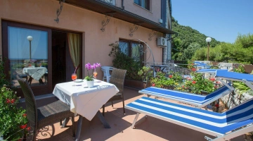 Balcon meublé des chambres