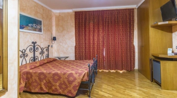 Chambre supérieure avec télévision et bureau