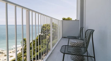 Balcone con sedie