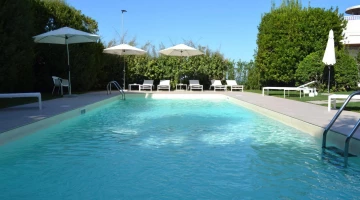 Piscine extérieure avec solarium