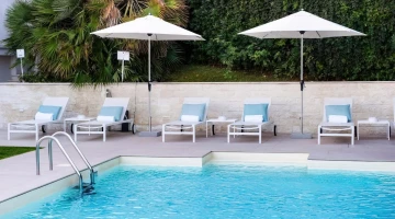 Piscine extérieure avec solarium