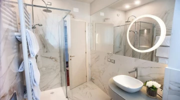 Salle de bain avec cabine de douche