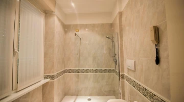 Salle de bain avec cabine de douche