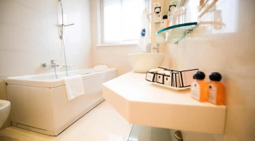 Salle de bain avec baignoire et produits gratuits