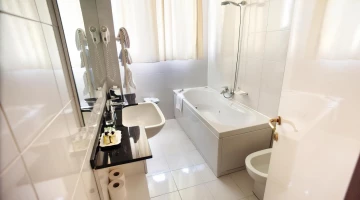 Salle de bain avec douche et baignoire