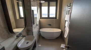 Salle de bain avec douche et baignoire