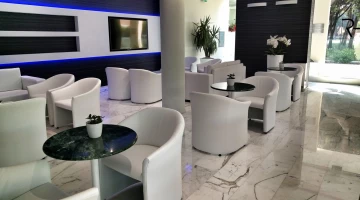 Sala comune con poltrone e tv