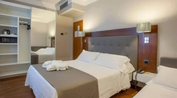 Camera con letto matrimoniale e lettino