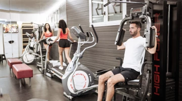 Palestra con tapis roulant e attrezzi vari