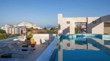 Piscina panoramica con solarium