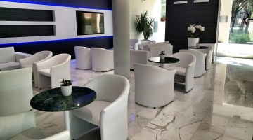 Sala comune con poltrone e tv