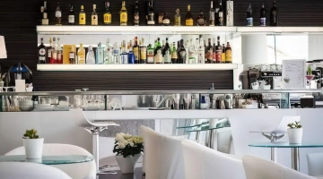 Bar con tavoli e poltrone