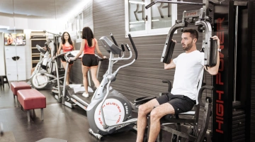 Palestra con tapis roulant e attrezzi vari