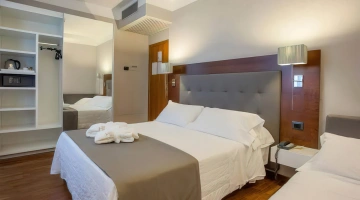Chambre avec lit double et lit enfant