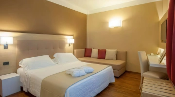 Chambre double avec canapé et bureau