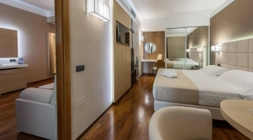 Suite avec lit double et coin séjour