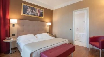 Chambre double avec fauteuil et touches de couleur