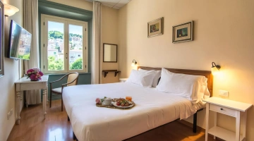 Camera matrimoniale con TV e scrivania