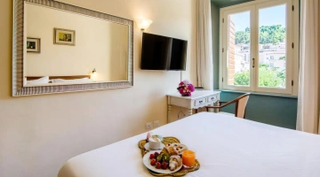 Camera matrimoniale con TV e scrivania