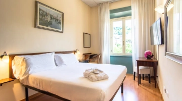 Camera matrimoniale con TV e scrivania