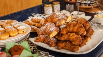 Croissants und Donuts zum Frühstück