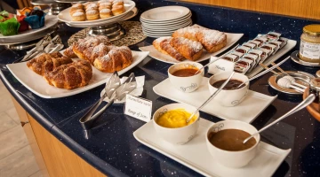 Croissants und Donuts zum Frühstück