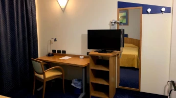 Flachbildfernseher und Haartrockner im Zimmer