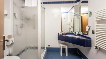 Privates Badezimmer mit Duschkabine