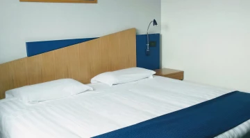 Doppelzimmer mit funktionalem Design