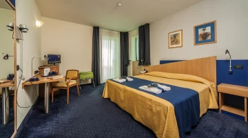 Großes Doppelzimmer mit Flachbildfernseher