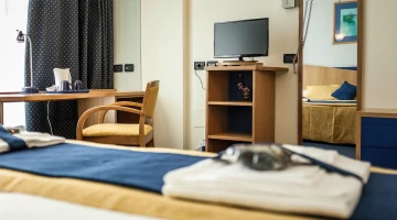Schreibtisch und Fernseher im Schlafzimmer