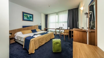 Doppelzimmer mit großem Schreibtisch