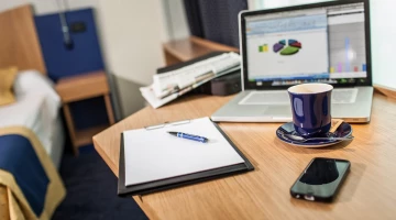 Doppelzimmer mit großem Schreibtisch
