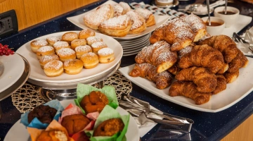Croissants und Donuts zum Frühstück